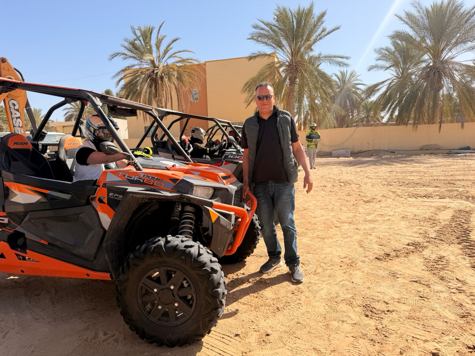 Voyageur près d'un buggy dans le désert