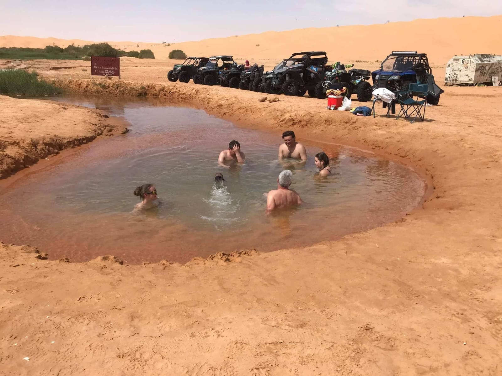 Voyageurs près d'une source au milieu des dunes